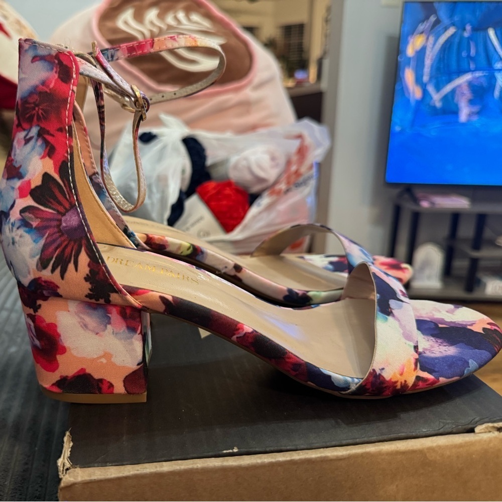 Dream Pairs Multicolor Floral low chunk Heels, size 10 - Picture 3 of 5
